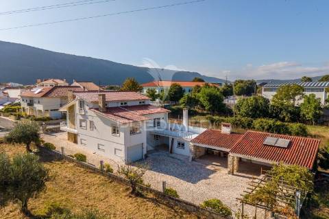 Moradia t4 com garagem e terreno minde / alcanena
