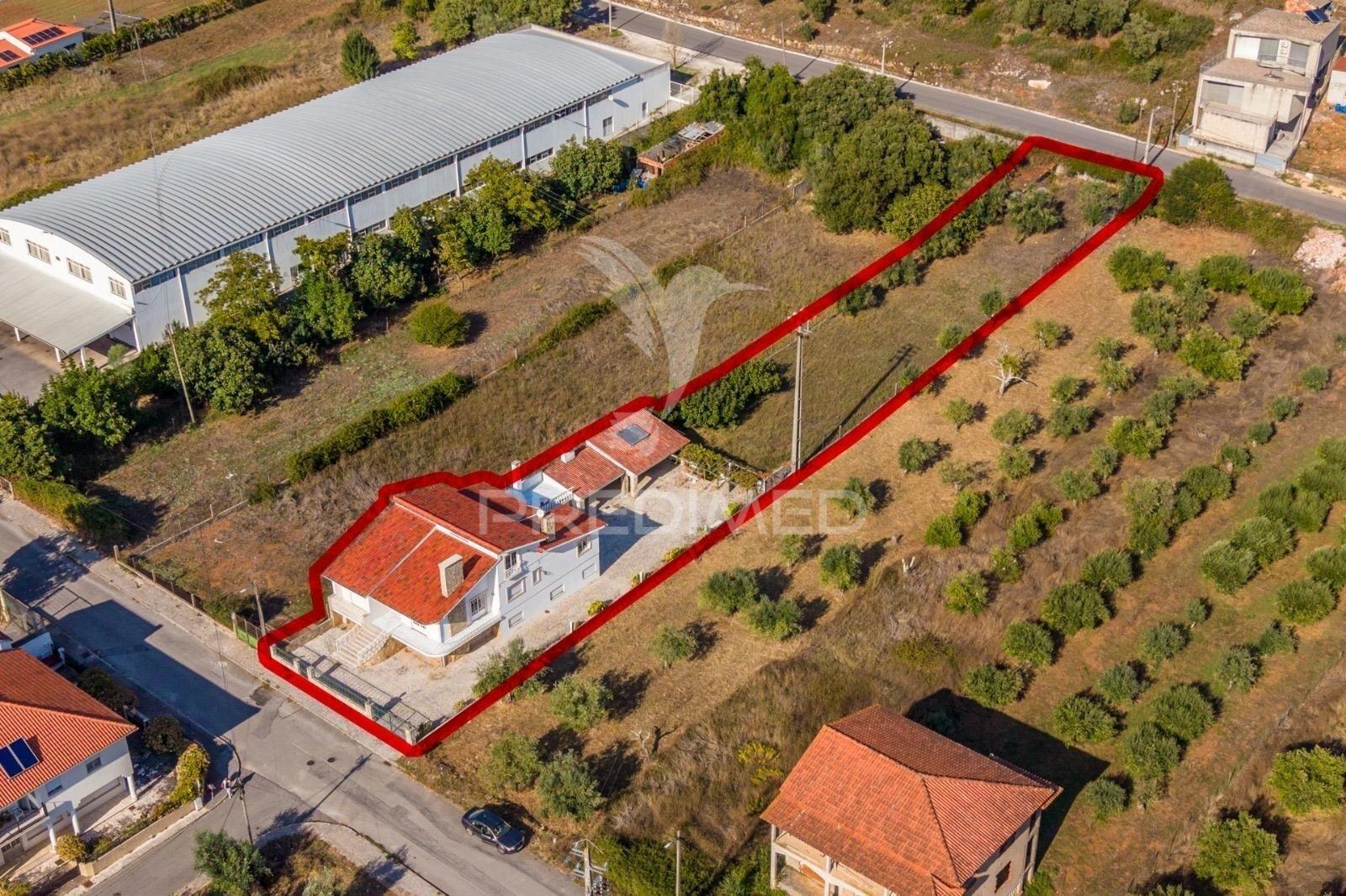 Moradia t4 com garagem e terreno minde / alcanena