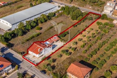 Moradia t4 com garagem e terreno minde / alcanena