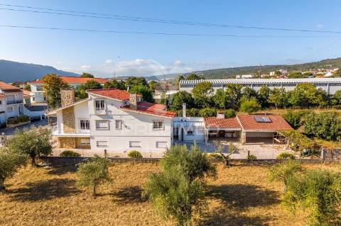 Moradia t4 com garagem e terreno minde / alcanena
