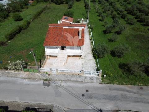 Moradia t4 com garagem e terreno minde / alcanena