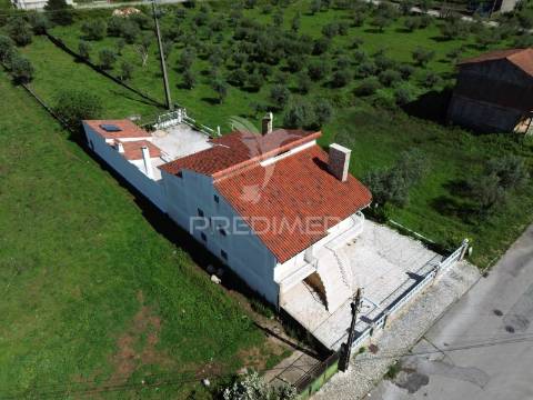 Moradia t4 com garagem e terreno minde / alcanena