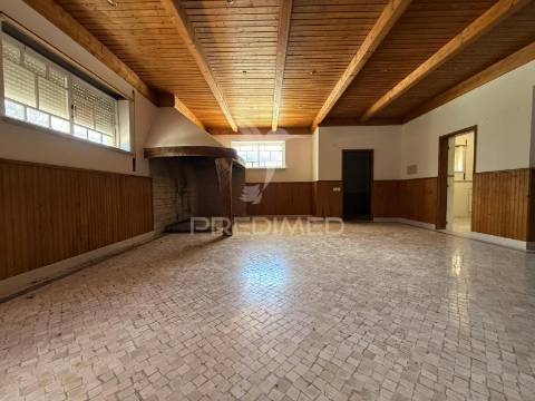 Moradia t4 com garagem e terreno minde / alcanena