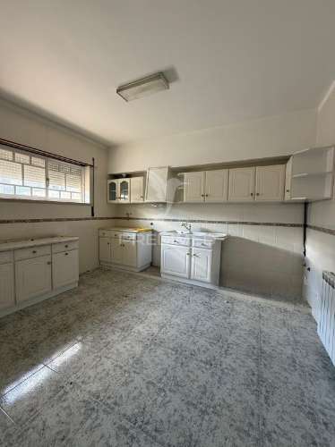 Moradia t4 com garagem e terreno minde / alcanena