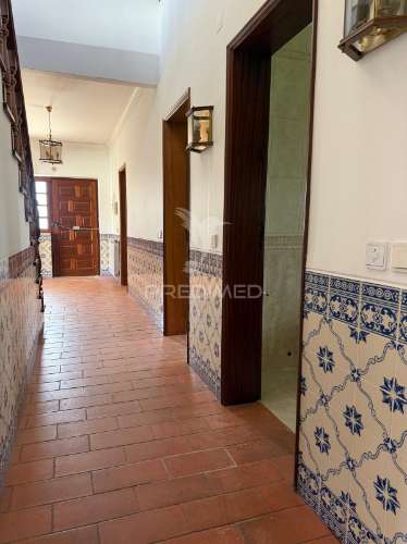 Moradia t4 com garagem e terreno minde / alcanena