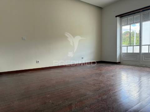 Moradia t4 com garagem e terreno minde / alcanena