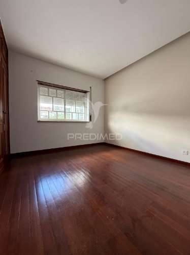 Moradia t4 com garagem e terreno minde / alcanena