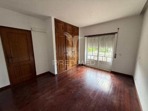 Moradia t4 com garagem e terreno minde / alcanena