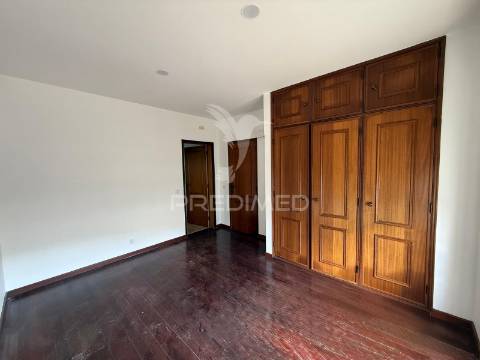 Moradia t4 com garagem e terreno minde / alcanena