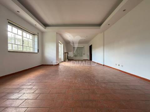 Moradia t4 com garagem e terreno minde / alcanena