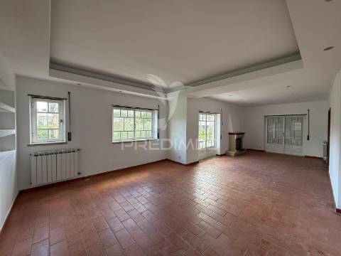 Moradia t4 com garagem e terreno minde / alcanena