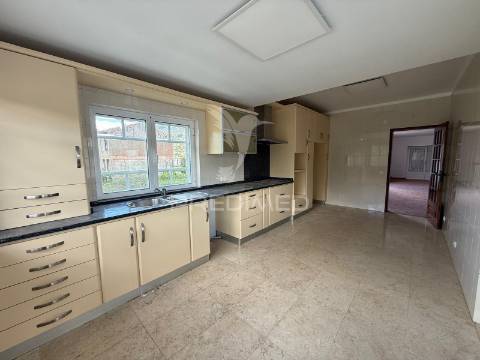 Moradia t4 com garagem e terreno minde / alcanena