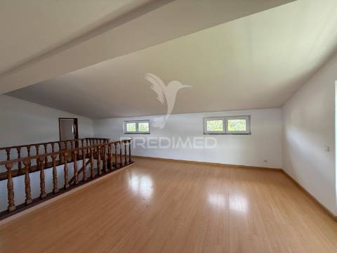 Moradia t4 com garagem e terreno minde / alcanena