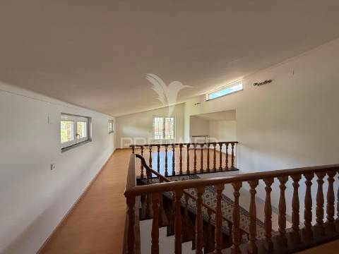 Moradia t4 com garagem e terreno minde / alcanena