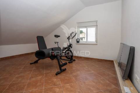 Moradia t4 com parqueamento (centro de setúbal)