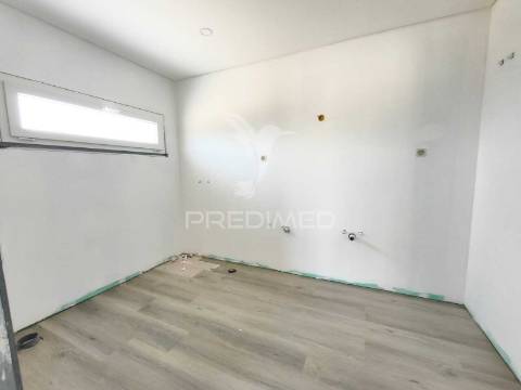 Moradia com piscina e terreno de 5 mil m2