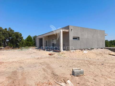 Moradia com piscina e terreno de 5 mil m2