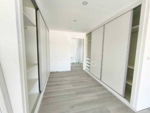 Moradia com piscina e terreno de 5 mil m2