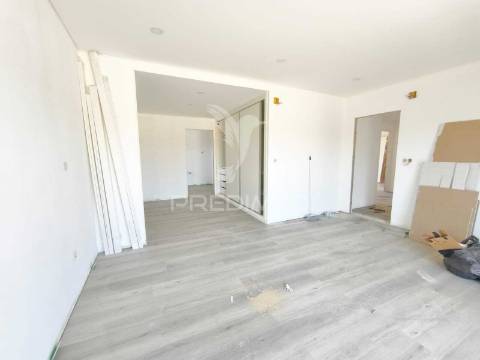 Moradia com piscina e terreno de 5 mil m2