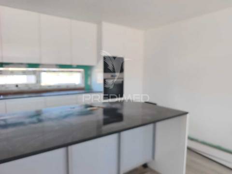 Moradia com piscina e terreno de 5 mil m2