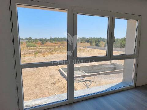 Moradia com piscina e terreno de 5 mil m2