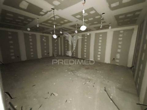 Moradia com piscina e terreno de 5 mil m2