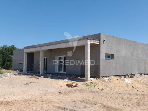 Moradia com piscina e terreno de 5 mil m2