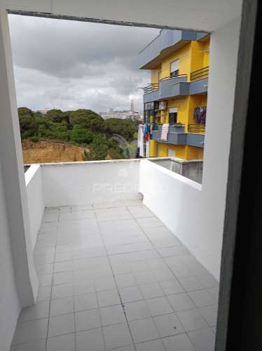 T3 remodelado, elevadores e terracinho