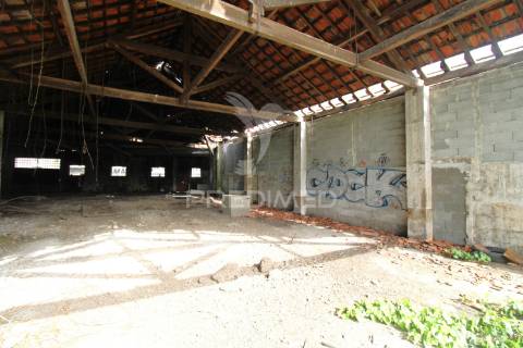 Armazém para reconstrução  em  s. romão do coronado