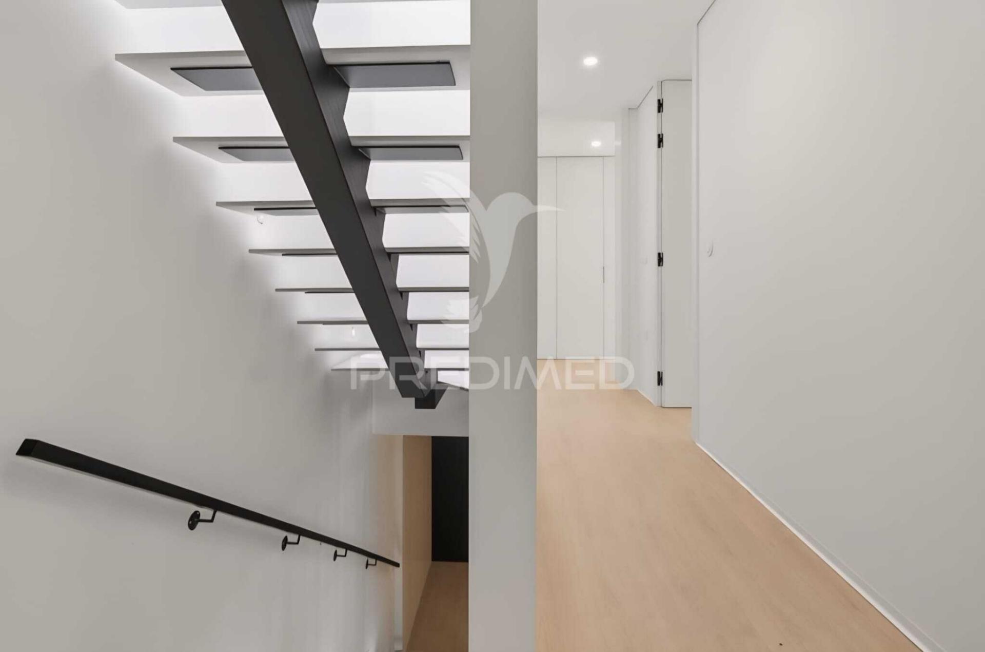 Moradia t5 com piscina a escassos metros da praia da madalena – vila nova de gaia