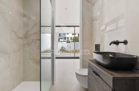Moradia t5 com piscina a escassos metros da praia da madalena – vila nova de gaia
