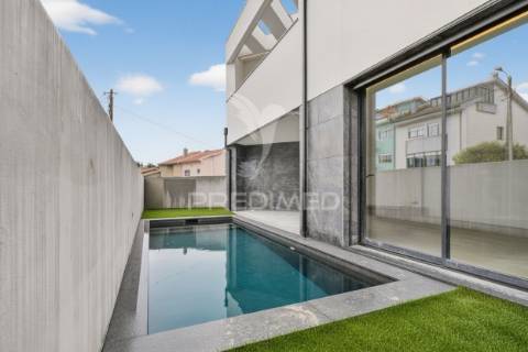Moradia t5 com piscina a escassos metros da praia da madalena – vila nova de gaia
