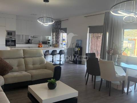 Apartamento t4 semi-novo com vista rio douro