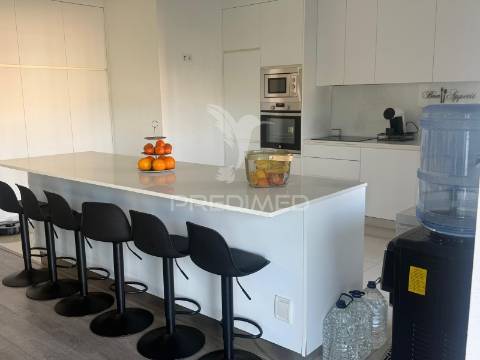 Apartamento t4 semi-novo com vista rio douro