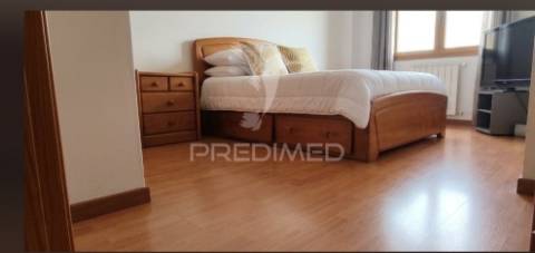 Apartamento t2 com parqueamento em santo antónio dos cavaleiros (loures)