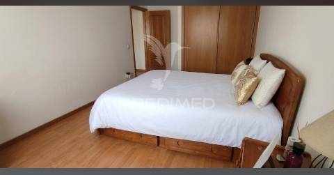 Apartamento t2 com parqueamento em santo antónio dos cavaleiros (loures)