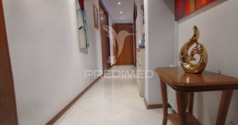 Apartamento t2 com parqueamento em santo antónio dos cavaleiros (loures)