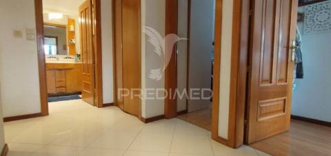 Apartamento t2 com parqueamento em santo antónio dos cavaleiros (loures)