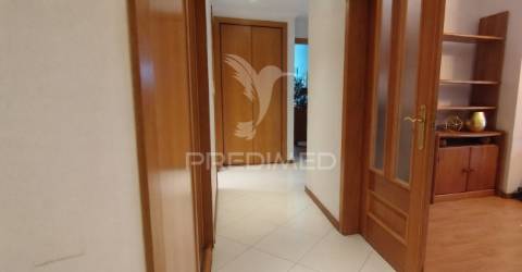 Apartamento t2 com parqueamento em santo antónio dos cavaleiros (loures)