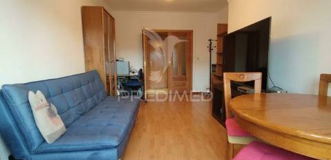 Apartamento t2 com parqueamento em santo antónio dos cavaleiros (loures)