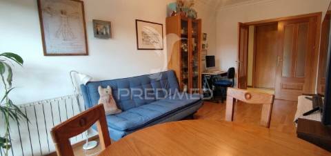 Apartamento t2 com parqueamento em santo antónio dos cavaleiros (loures)