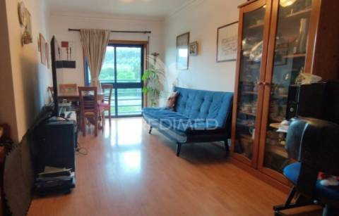Apartamento t2 com parqueamento em santo antónio dos cavaleiros (loures)