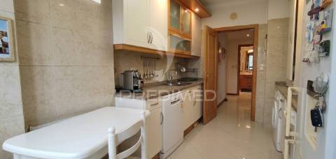 Apartamento t2 com parqueamento em santo antónio dos cavaleiros (loures)