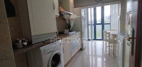 Apartamento t2 com parqueamento em santo antónio dos cavaleiros (loures)