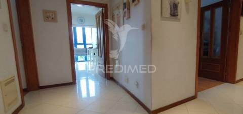 Apartamento t2 com parqueamento em santo antónio dos cavaleiros (loures)