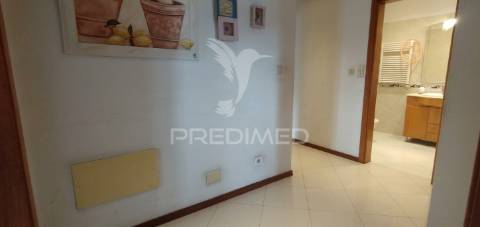 Apartamento t2 com parqueamento em santo antónio dos cavaleiros (loures)