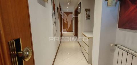Apartamento t2 com parqueamento em santo antónio dos cavaleiros (loures)