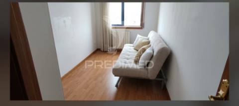 Apartamento t2 com parqueamento em santo antónio dos cavaleiros (loures)