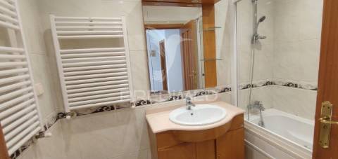 Apartamento t2 com parqueamento em santo antónio dos cavaleiros (loures)