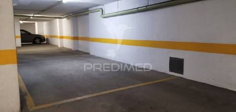 Apartamento t2 com parqueamento em santo antónio dos cavaleiros (loures)